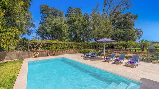 Villa Vista White Swimming pool