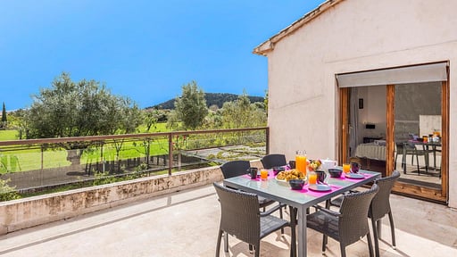 Villa Vista White Dining area