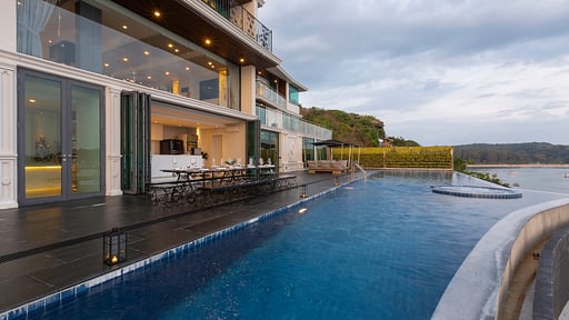 Villa W Luxury Swimming pool 1