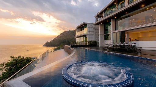 Villa W Luxury Swimming pool 1
