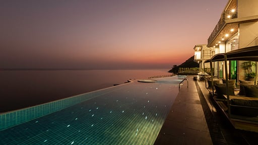 Villa W Luxury Swimming pool 1