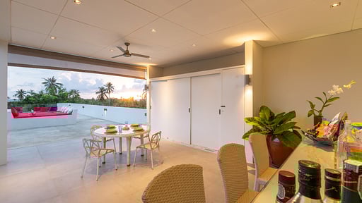 Villa White Skies Bar