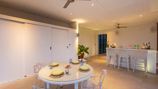 Villa White Skies Bar