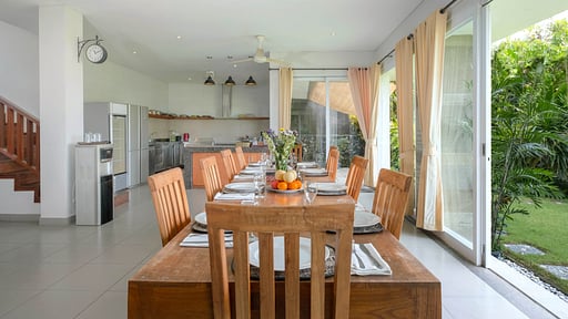 Villa Yenian Dining area