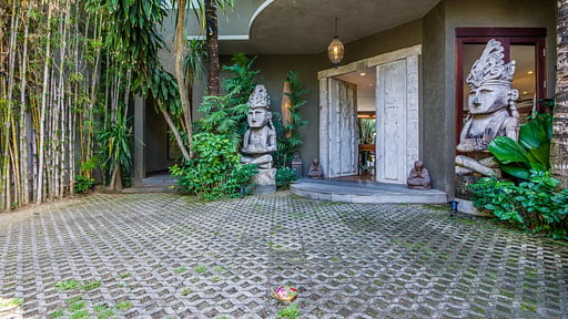 Villa Yoga Parking areas