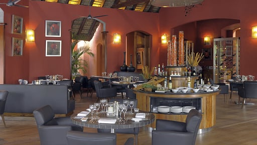 Villas Dinarobin Dining area