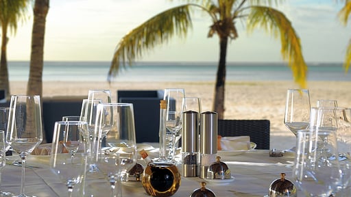 Villas Dinarobin Dining area