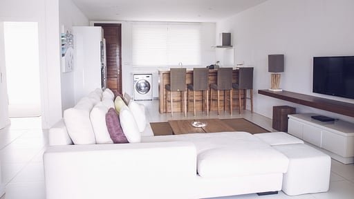 West Coast Marina Deluxe Apartment Woonkamer