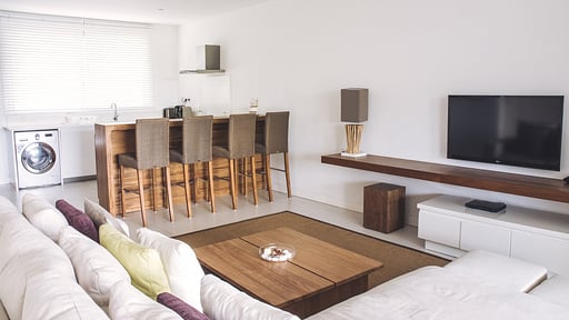 West Coast Marina Deluxe Apartment Woonkamer