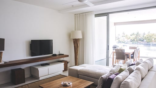 West Coast Marina Deluxe Apartment Woonkamer