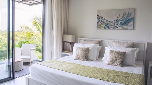 West Coast Marina Premium Apartment Schlafzimmer 1