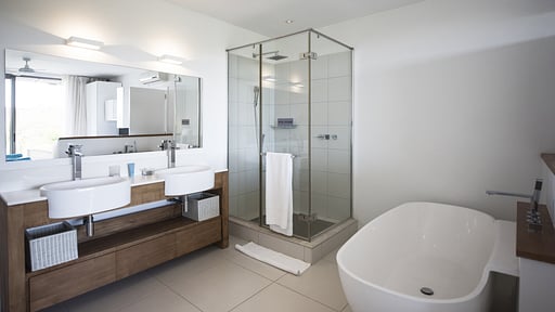 West Coast Marina Premium Apartment Schlafzimmer 1