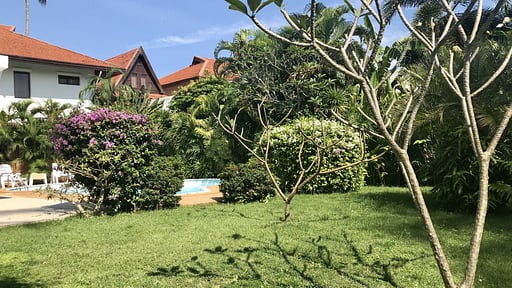 White House by the Beach Garden