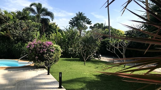 White House by the Beach Garden