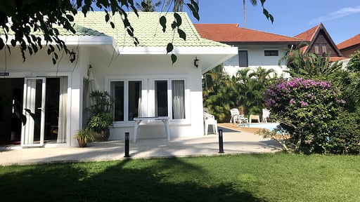 White House by the Beach Garden