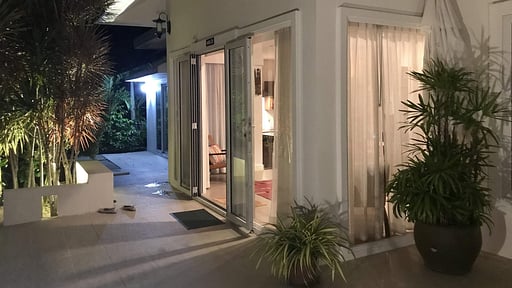 White House by the Beach Others