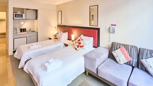 Youtei Tracks Three Bedroom Condo Schlafzimmer 1