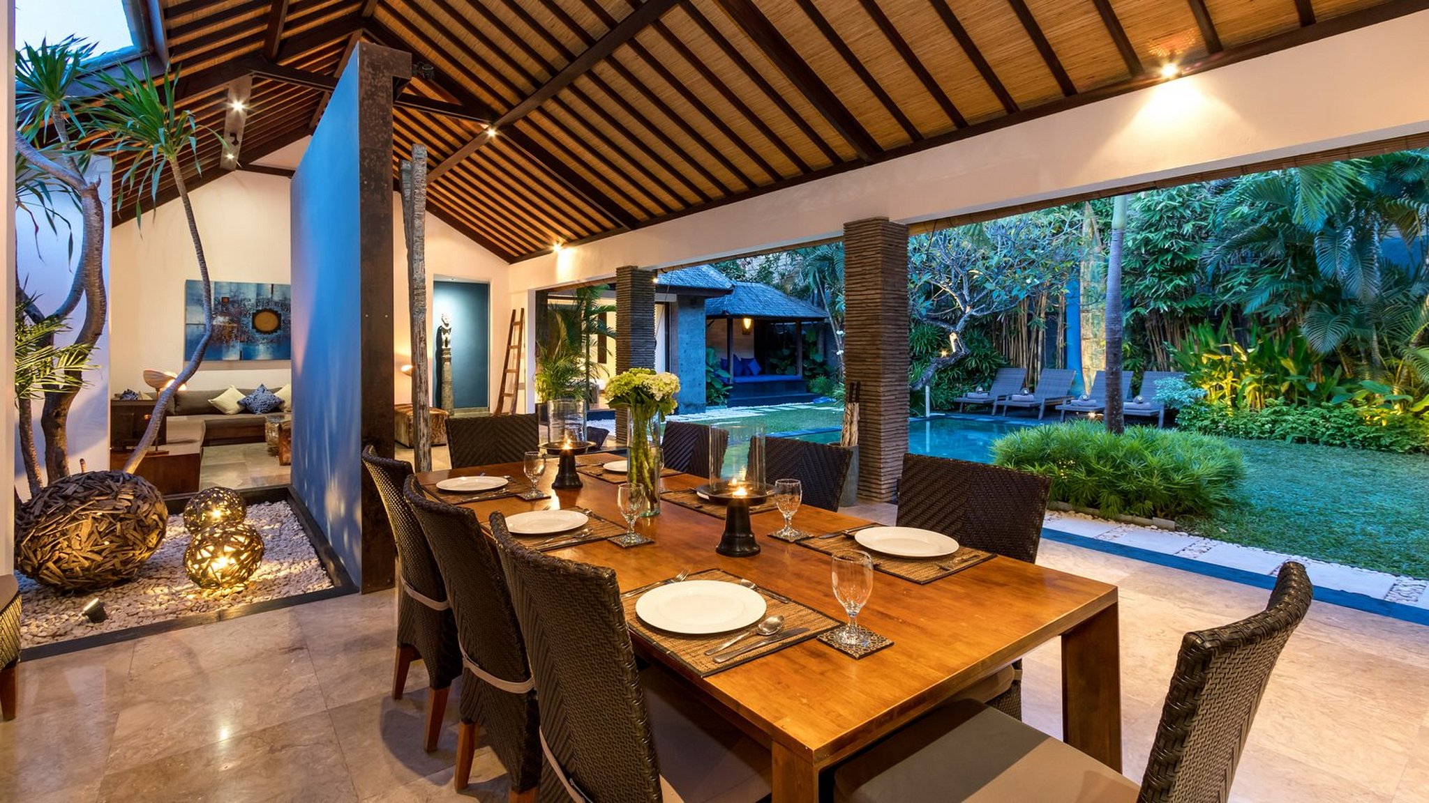 Villa Anjali Blue Dining area
